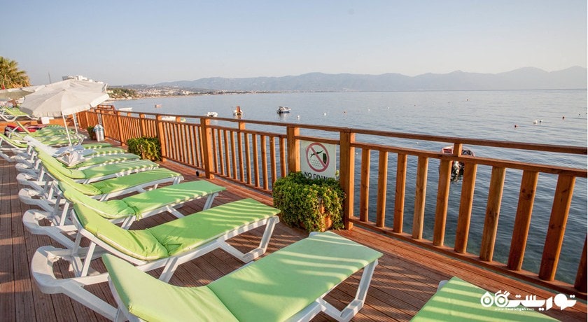 تخت های حمام آفتاب کنار دریا